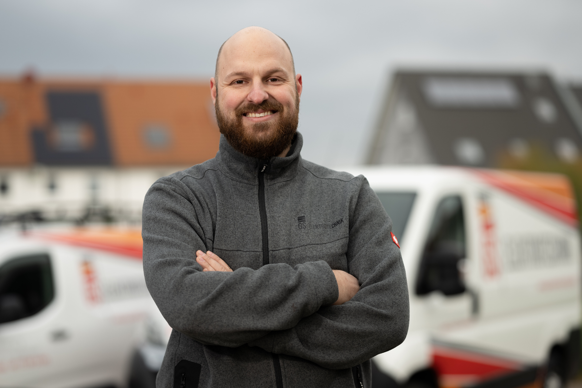 Manuel Kiptschuk, Geschäftsführer GS Elektrotechnik, vor dem Firmenfuhrpark